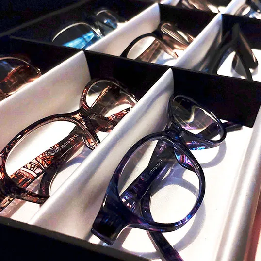 Jelikož jsme výrobci brýlí Glassa, tak si sami dohlížíme na výrobní procesy a&nbsp;dodržování norem